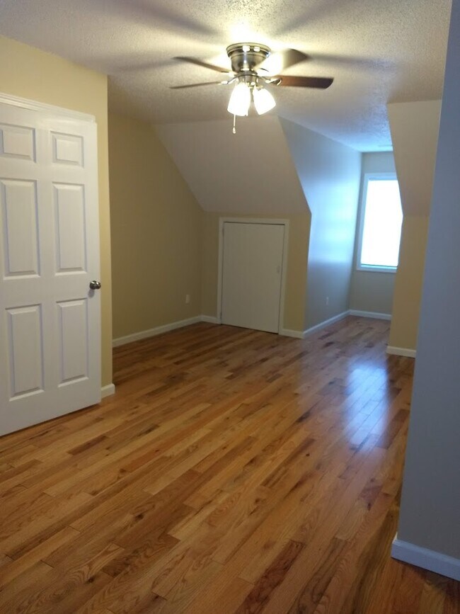 Building Photo - 98 Russell Ln