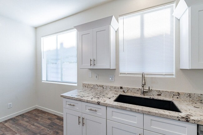 Building Photo - Move right in to your dream home!