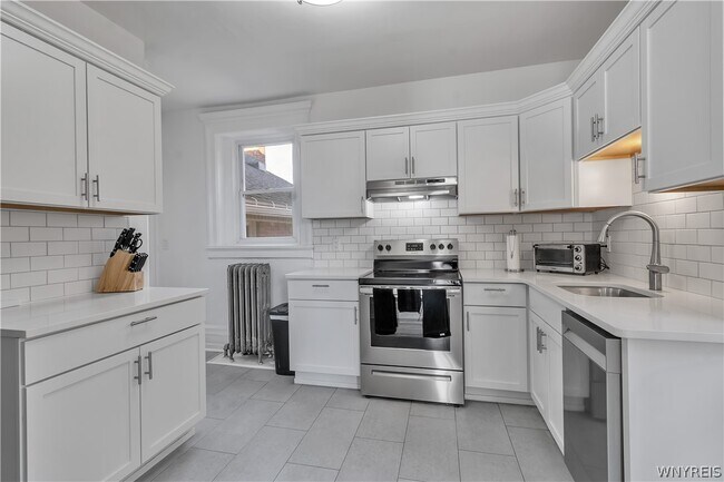 Building Photo - 617 Niagara St