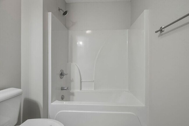 Building Photo - 4 Bedroom 2.5 Bath Home