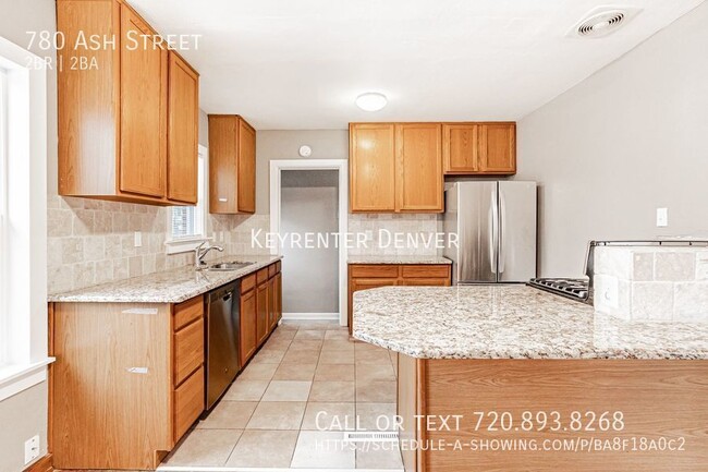 Building Photo - Renovated 2 Bed 2 Bath Duplex with Finishe...