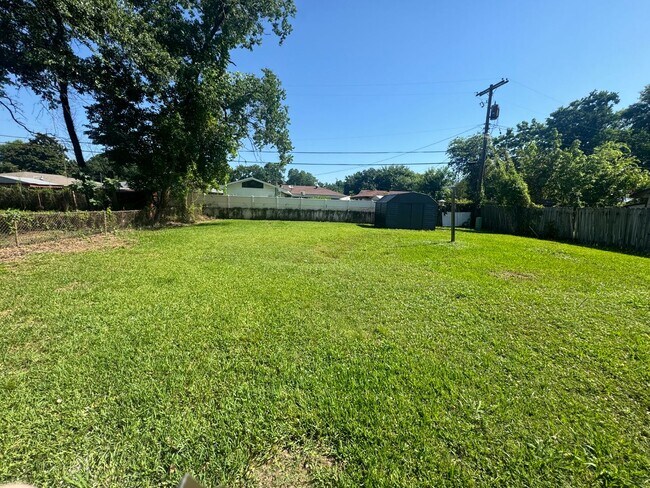 Building Photo - 2613 Plantation Dr