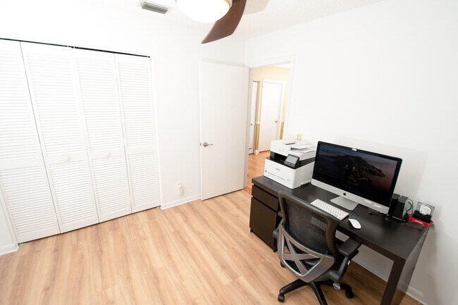 Building Photo - 1490 S Club Dr