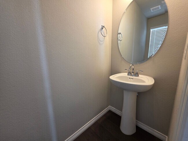 Building Photo - 3 Bed 3 bath house in Lorson Ranch!