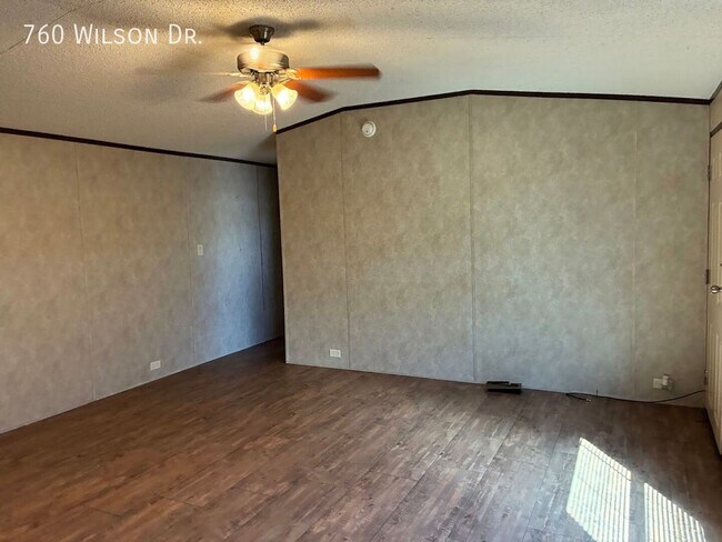 Building Photo - 760 Wilson Dr