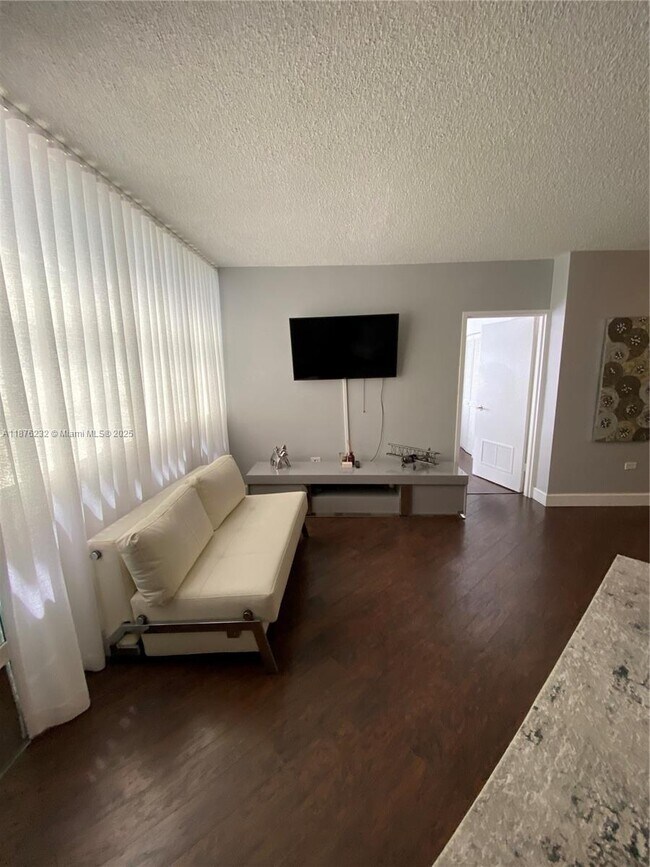Building Photo - 905 Brickell Bay Dr