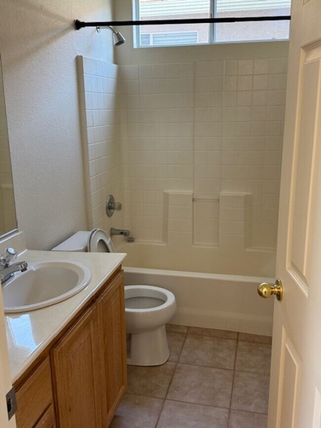 Building Photo - Nice & clean 3 Bedroom, 2 Bath Home in Cit...