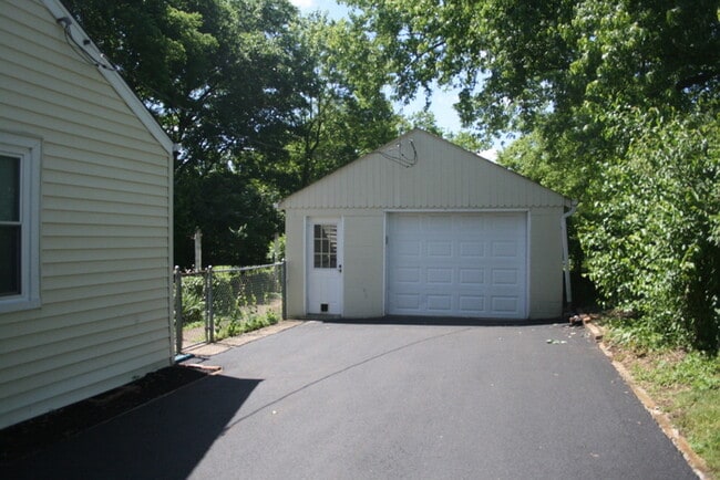 Building Photo - 2833 Colonial Cir
