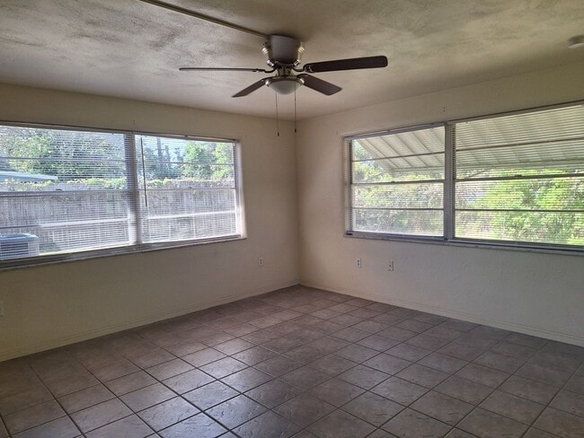 Building Photo - 2BR 1.5BA SINGLE FAMILY HOME-EDGEWATER