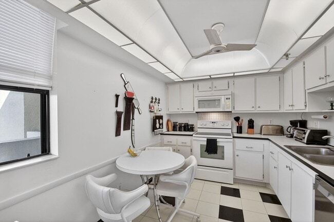 Building Photo - 8200 Lakeshore Dr