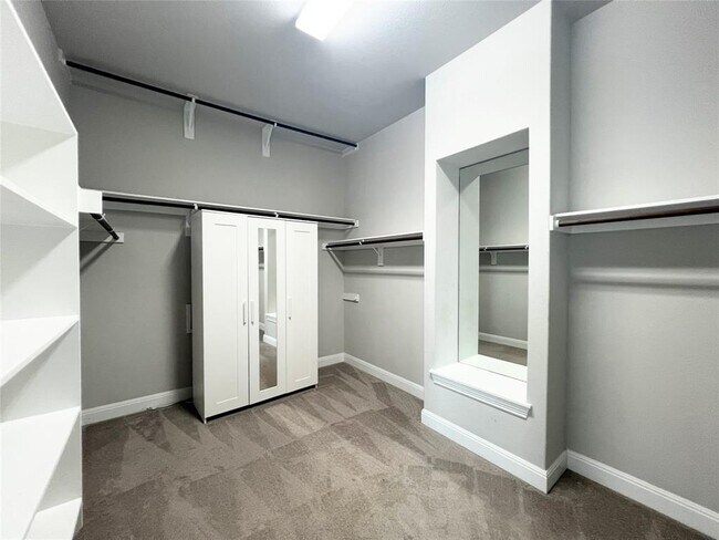 Building Photo - 2700 Hudson Ln