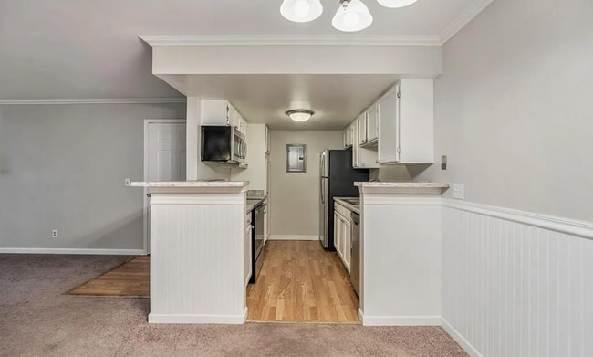 Building Photo - 2 bedroom/2 bathroom main level condo!