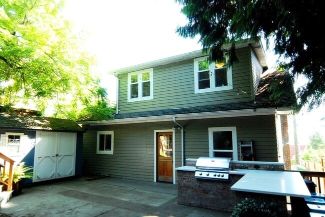 Building Photo - 3911 1st Ave NE