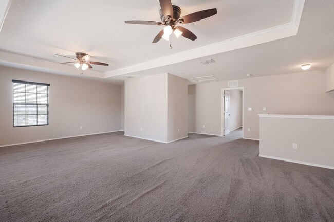 Building Photo - Bright & Spacious Home in Comal ISD
