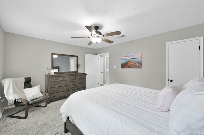 Building Photo - 223 Birchwood Dr