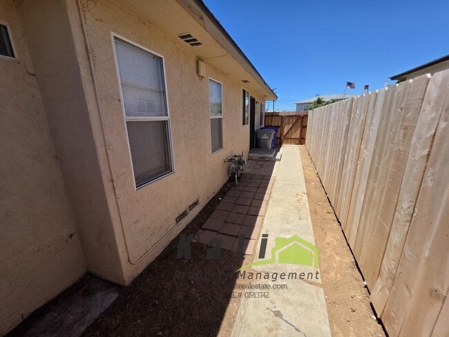 Building Photo - 2141 Flintridge Dr