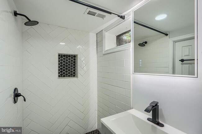 Building Photo - 520 White Oak Dr