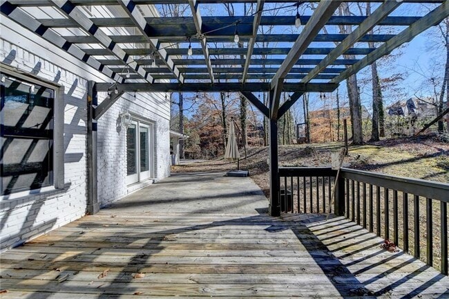 Building Photo - 525 Abernathy Rd NE