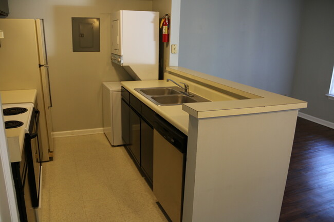 Building Photo - Fall 2025 Awesome 1 Bedroom Condo Near AU ...