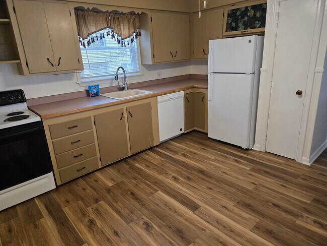 Building Photo - 137 Waterman St