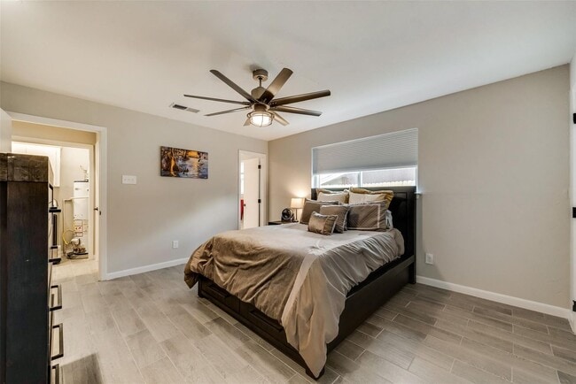 Building Photo - 3 Bedroom 2 Bathroom 2 Car Garage Duplex i...