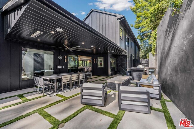 Building Photo - 3140 Coldwater Canyon Ave
