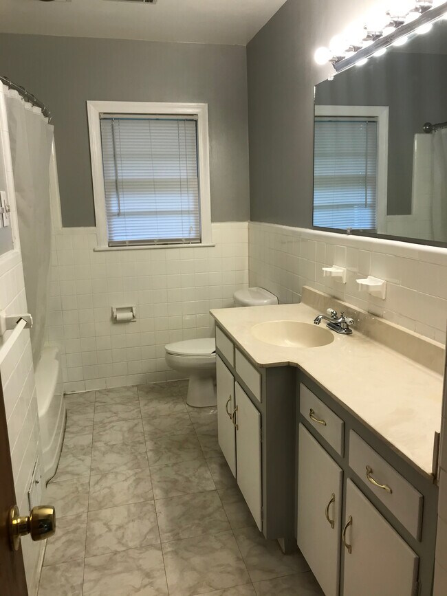Building Photo - 1817 Dell Dr