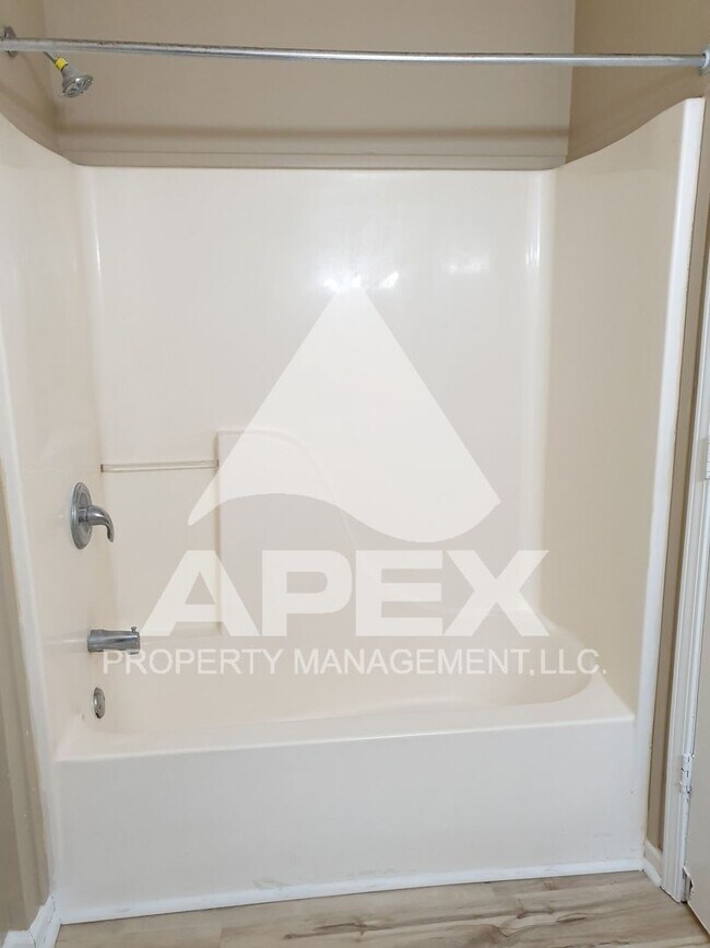 Building Photo - MOVE-IN SPECIAL, $1 RENT!! - NICE 3 Bd | 2 Ba Top Floor Condo in West Knoxville!