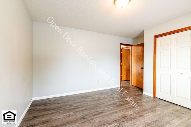 Building Photo - 1420/1422 Flagstone