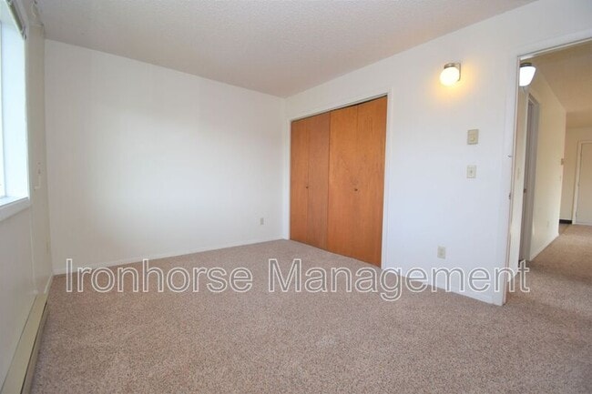 Building Photo - 809 W Villard St