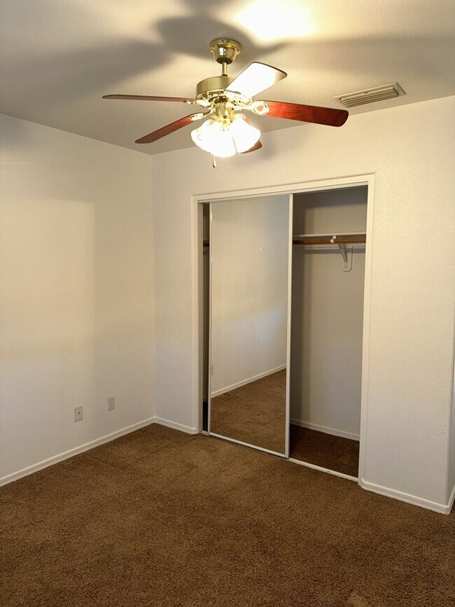 Building Photo - Unfurnished Pool Home