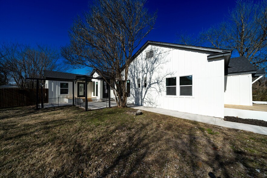 Building Photo - 1312 S Travis St