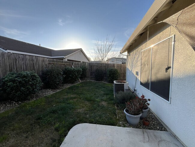 Building Photo - Residential 3 bed 2 bath in Elk grove