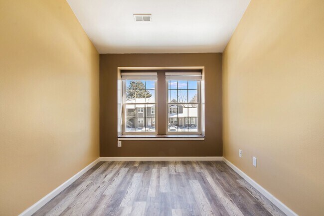 Building Photo - Beautifully remodeled condo in Smokey Hill - Available May 1st!!