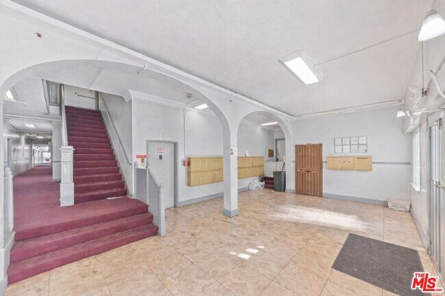 Building Photo - 400 S Kenmore Ave