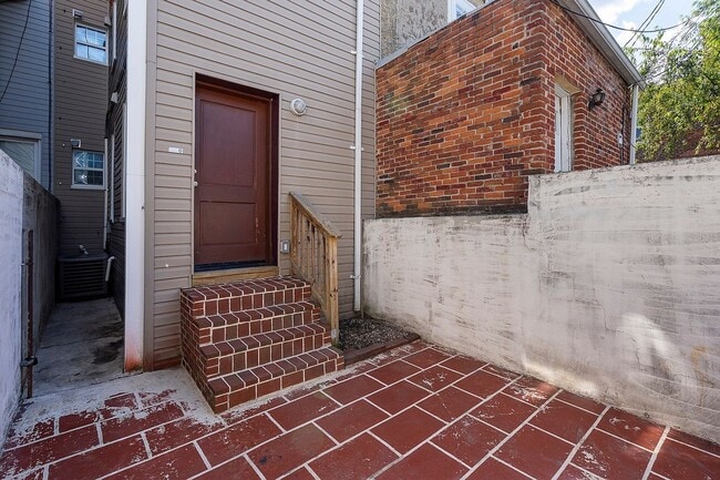 Building Photo - 764 Ramsay St