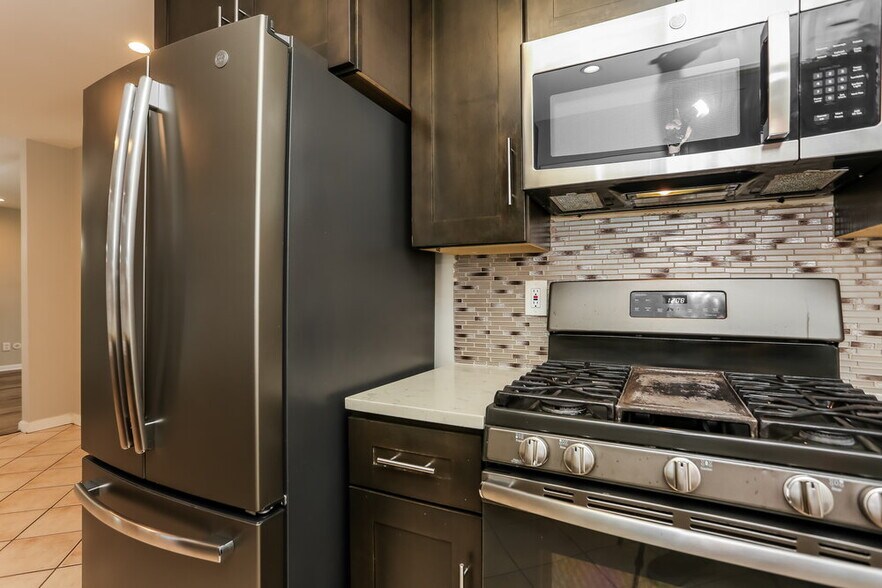 Building Photo - 4040 Brookfield Way