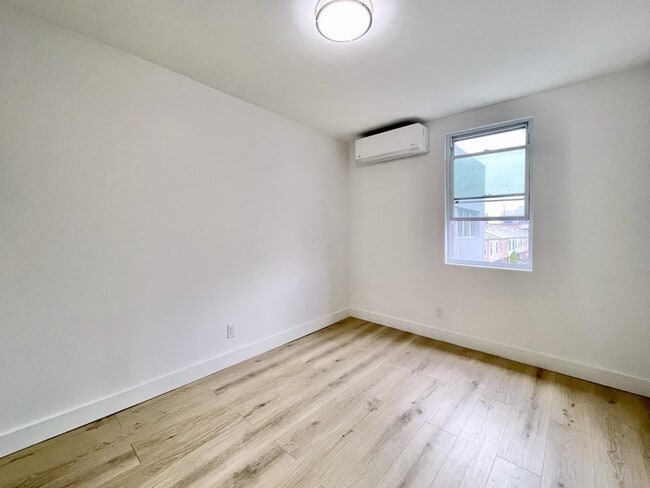 Building Photo - 379 Monmouth St