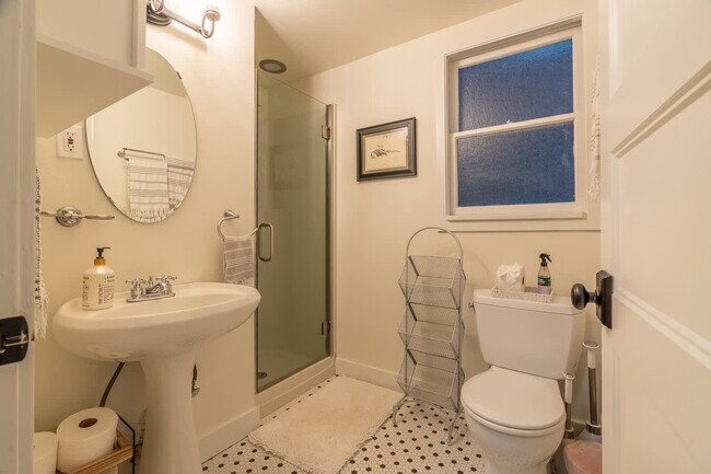 Building Photo - 116 4th Ave N