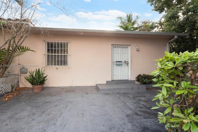 Building Photo - 101 SW 24th Ave