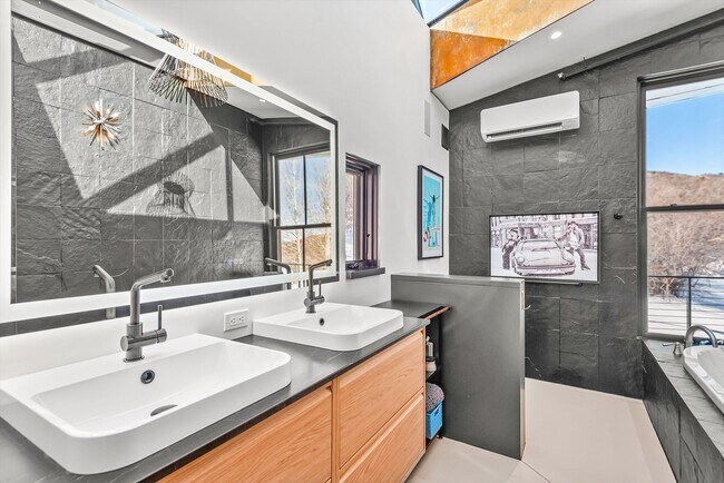 Building Photo - 2700 Juniper Hill Rd