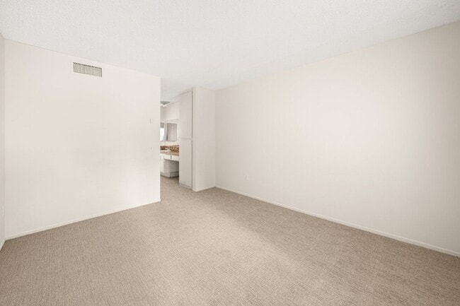 Building Photo - Upgraded Condo with Two Master Suites!!!