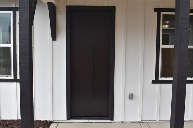 Building Photo - 682 Stephanie Dr