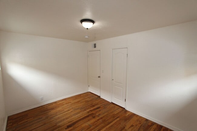 Building Photo - 4 bedroom Sunnyside Home