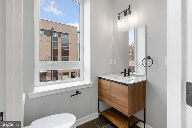 Building Photo - 919 N 15th St