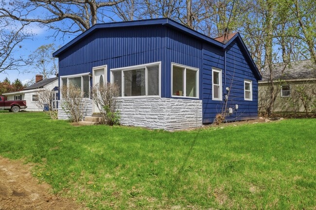 Building Photo - 3-bedroom home with deeded access to all-sports Loon Lake