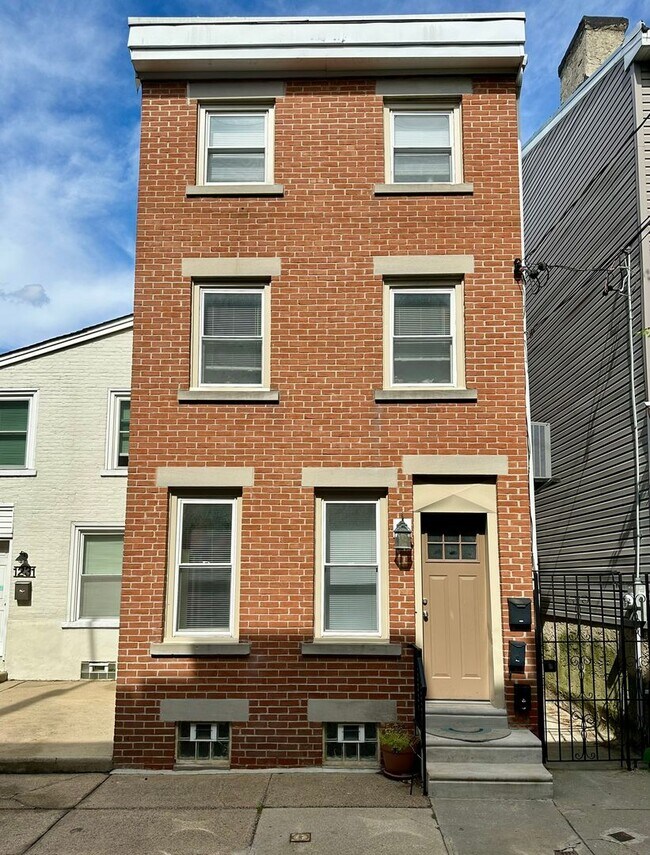 Primary Photo - 1229 E Oxford St