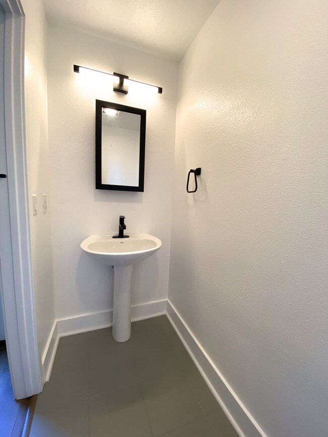 Building Photo - 310 City Center Dr