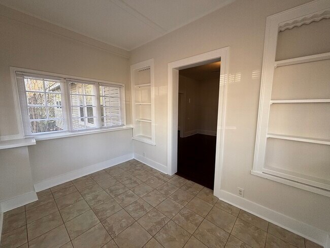 Building Photo - 2 Bedroom, 1.5 Baths Charming Bungalow located near Plaza Midwood