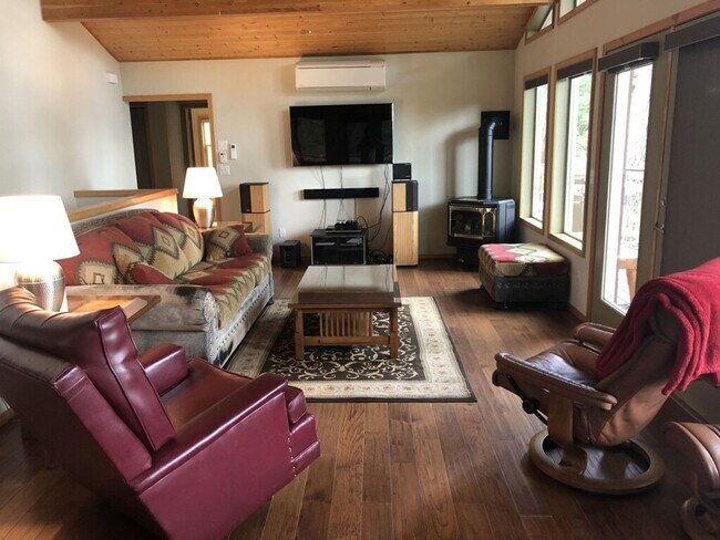 Building Photo - House on Finley Point Fully Furnished